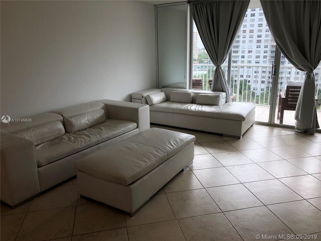 Foto del edificio - 2851 NE 183rd St