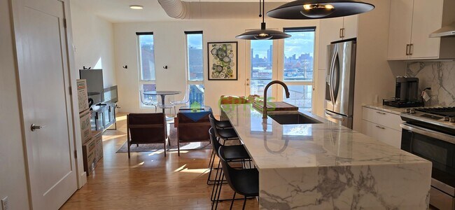 Foto del edificio - Spacious 2BR/2BA Condo with Fireplace, Balcony & In-Unit Laundry – Pittsburgh