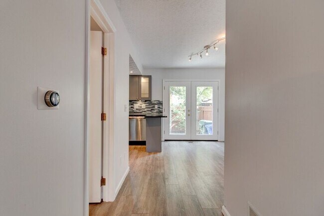 Building Photo - 5262 Meadowknoll Ln