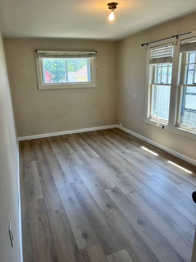 Building Photo - Comfortable & Updated 2 bed, 1 bath Unit i...