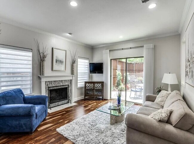 +Sala de estar en la planta baja - 5734 Remington Park Sq