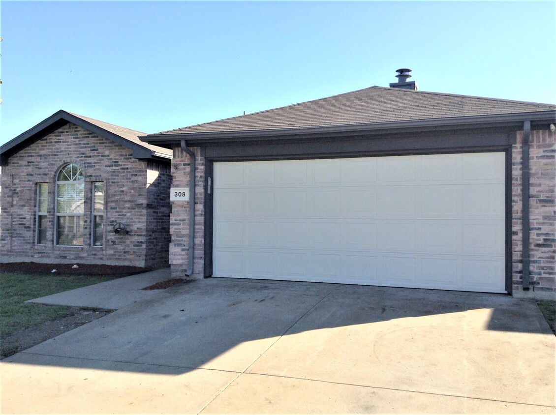 Primary Photo - 308 Lake Travis Dr