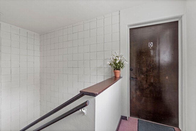 Foto del edificio - Ready for mid-May, don't miss this SPACIOUS 2-bedroom in the heart of Crafton!