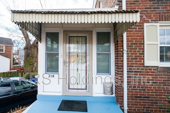 Building Photo - 210 S Glebe Rd