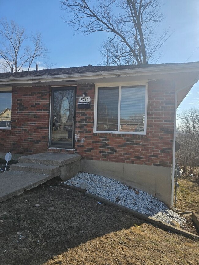 Building Photo - Renovated Duplex ready now