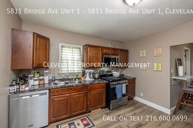 Foto del edificio - 5811 Bridge Ave
