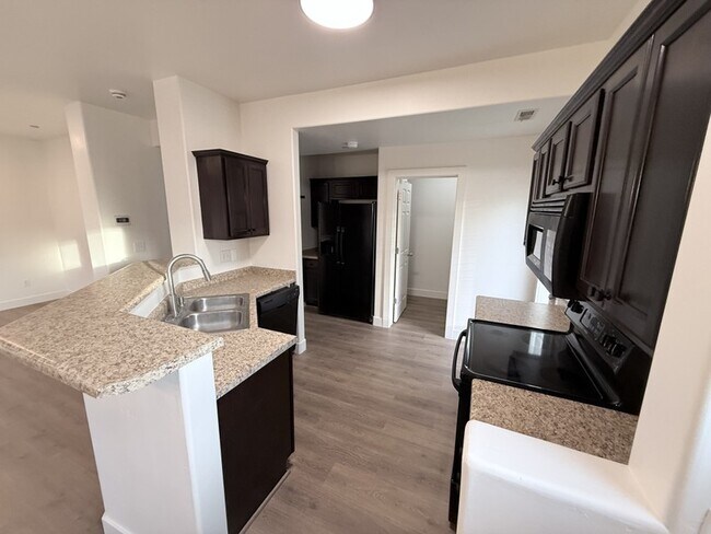 Foto del edificio - 4799 Topcrest Dr