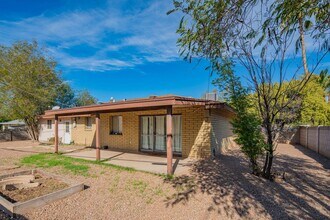 Building Photo - 1047 E Alameda Dr