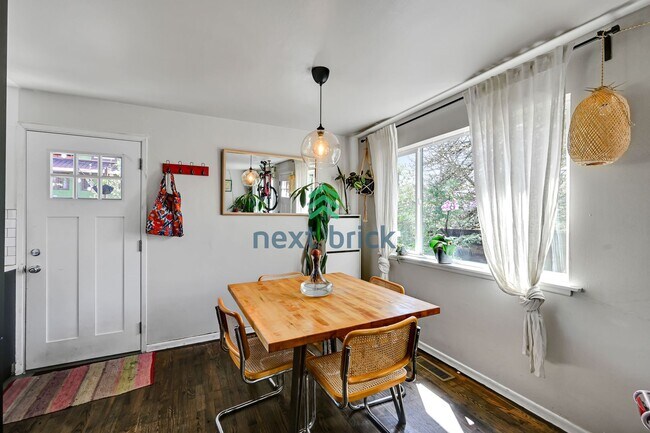 Building Photo - Updated 3 Bed, 1 Bath Rambler on Corner Lo...