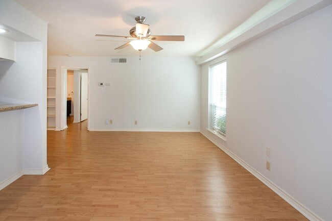 Foto del edificio - Charming Shoal Creek Condo - One Bed One Bath