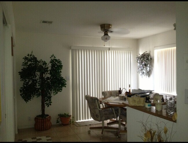 Building Photo - 420 W Yukon Dr