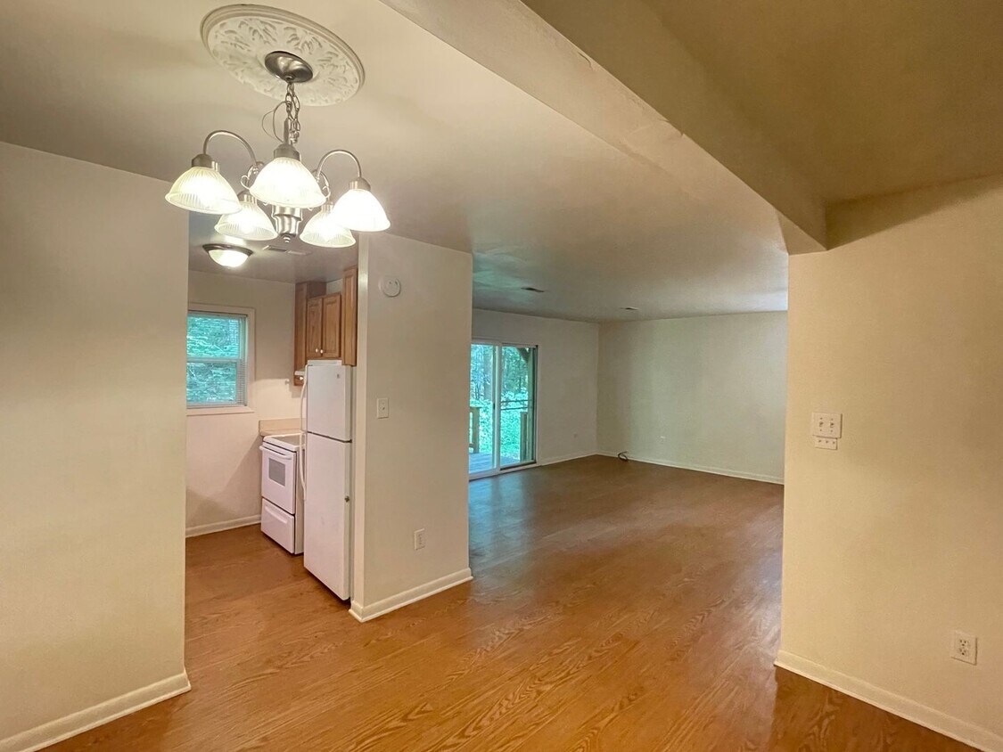 Foto principal - Charming 2 bedroom condo off of Jamestown ...