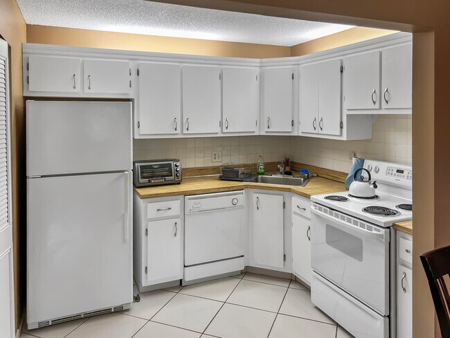 Building Photo - 323 Pine Ridge Cir