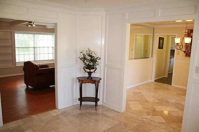 Foto del edificio - 347 Forest Lake Dr