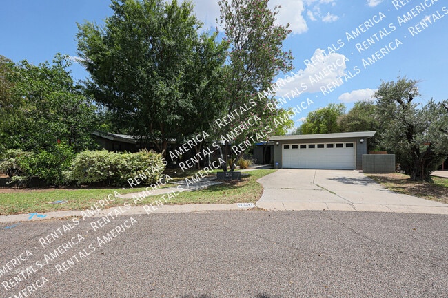Building Photo - 3237 E Meadowbrook Ave