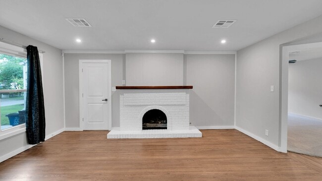 Building Photo - Prime Location! 3 bed/ 2 bath! Schedule a ...