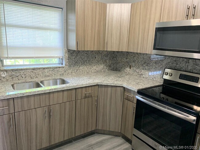 Foto del edificio - 1320 NE 111th St