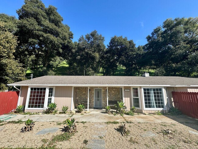 Building Photo - Beautiful 3 Bedroom 2 Bath Single Family H...