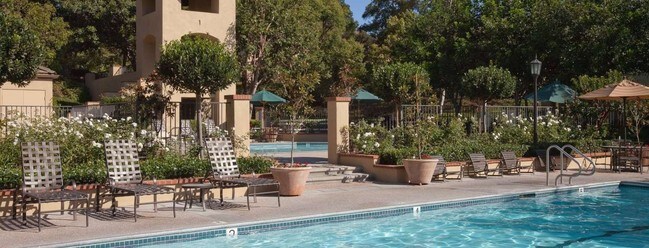 Foto del edificio - 100 Stonecliffe Aisle