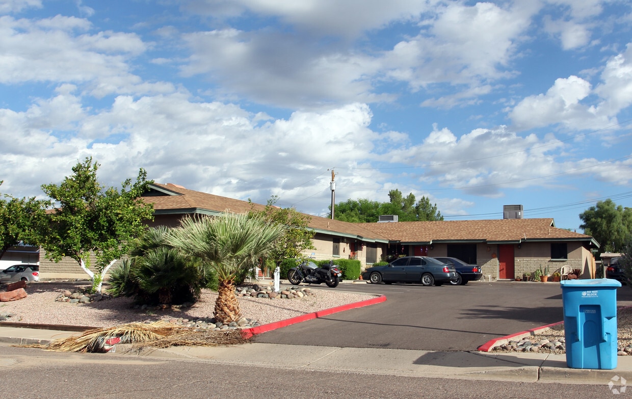 Primary Photo - 1420 E Brown