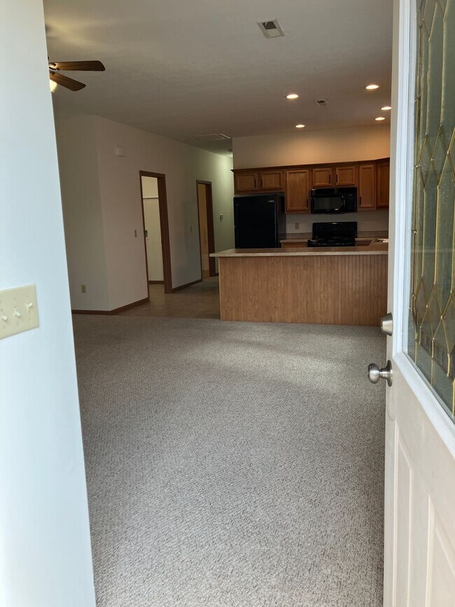 Building Photo - Coming soon! 2 Bedroom, Ranch Townhome with Garage!