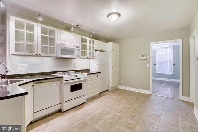 Building Photo - 1020 W Lombard St