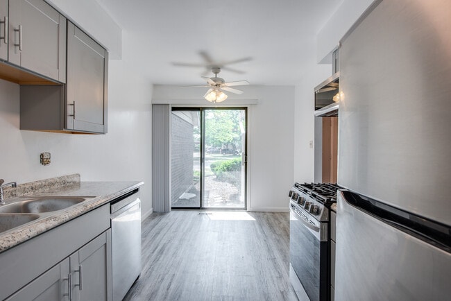 Building Photo - 889 Heatherbrook Ct