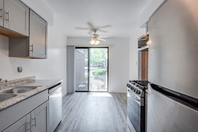 Foto del edificio - 889 Heatherbrook Ct