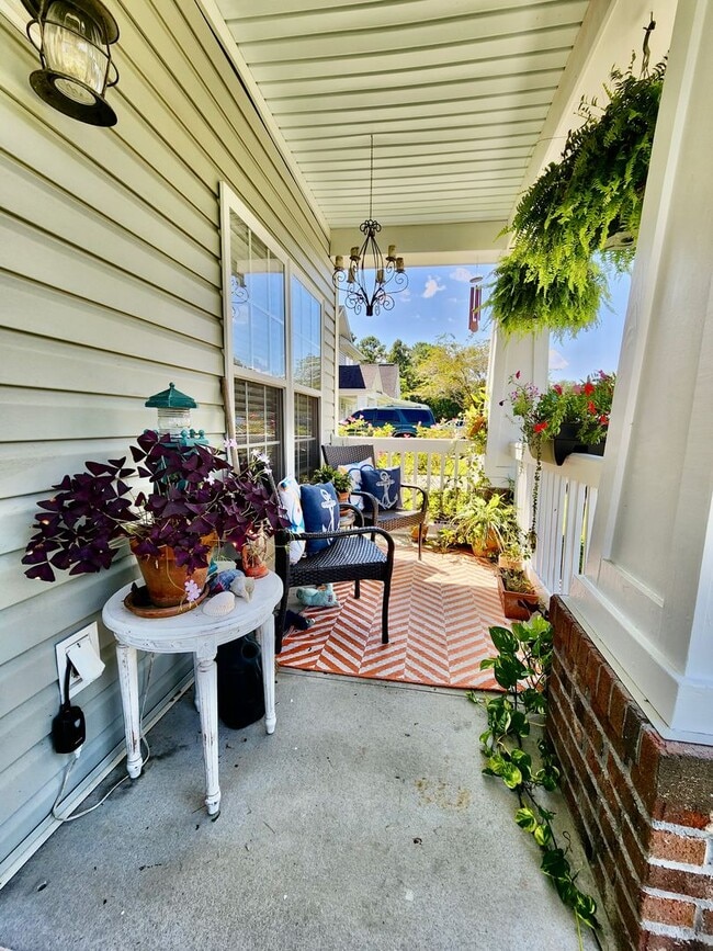 Building Photo - Adorable, well taken care of three bedroom...