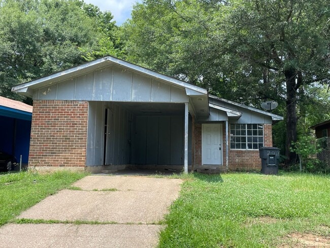 Foto del edificio - 4 Bed, 1.5 Bath Home With Carport and Cent...