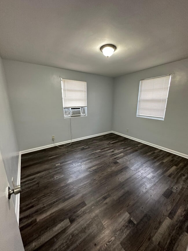 Building Photo - 2002 Palafox St