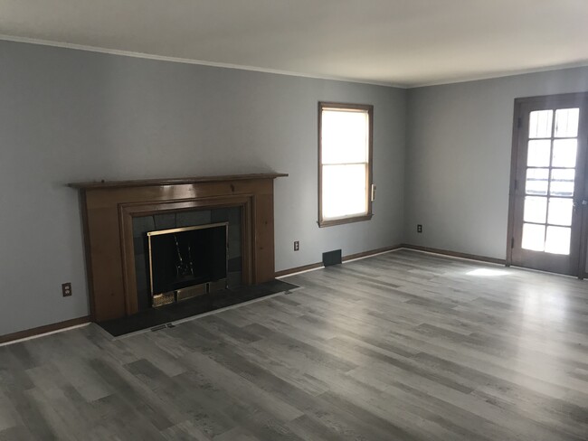 Foto del edificio - 3 Bedroom 1.5 Bath Move in Ready