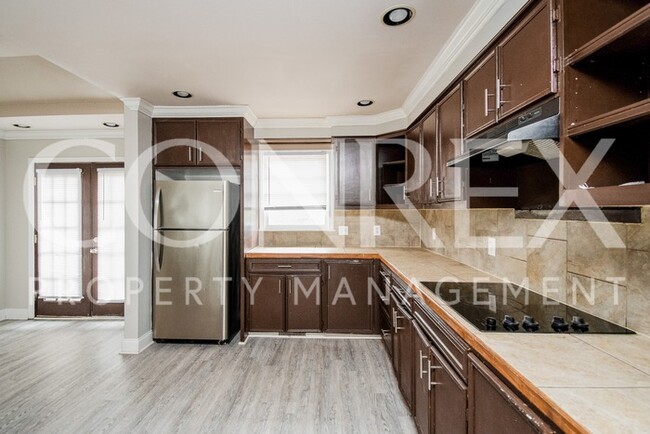 Building Photo - Stunning 3 Bedroom Home
