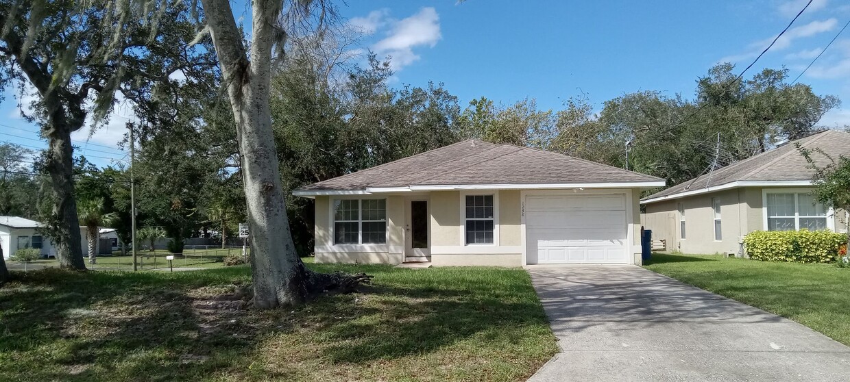 Foto principal - 4 bedroom home on large corner lot in Dayt...