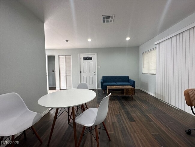 Building Photo - 625 N 11th St