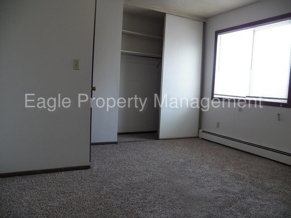 Building Photo - Clark St 2 bedroom in Hiawatha!