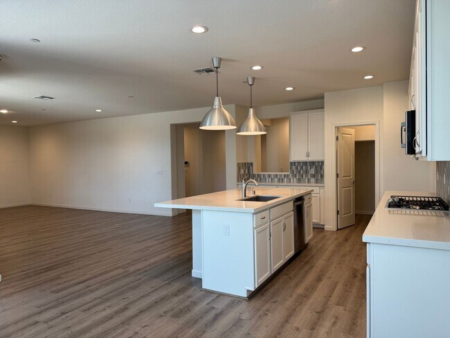 Building Photo - Beautiful 5 Bedroom, 3 Bathroom, 2800 Sqft...