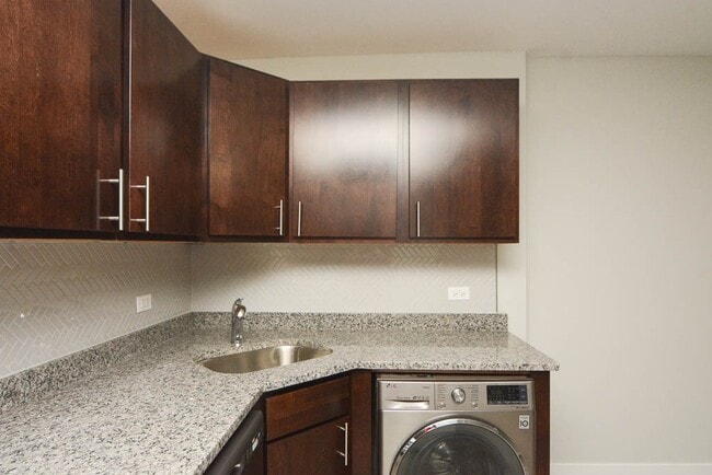 Building Photo - 436 W Belden Ave
