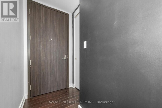 Building Photo - 300 Lisgar St