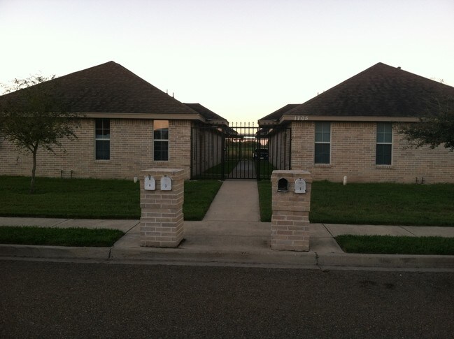 Vista frontal del apartamento - 1705 W Portales Dr