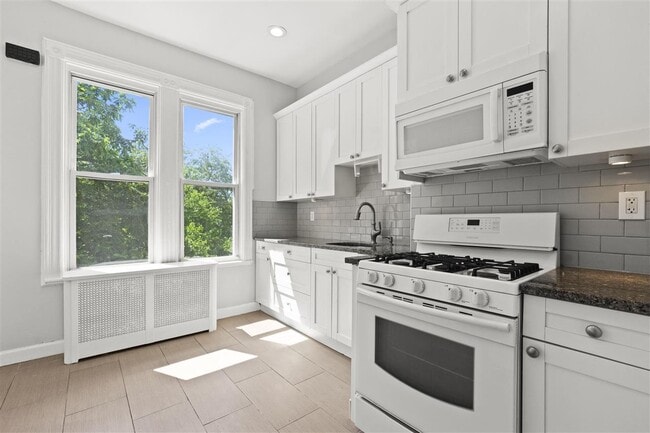 Building Photo - 89 Sanford Pl
