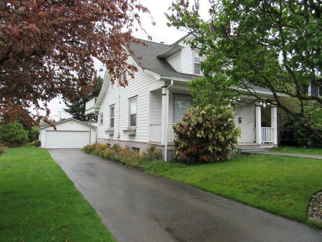 Building Photo - Large Single Family home with Bonus Room!