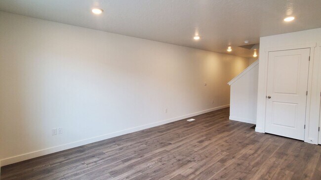 Building Photo - Like New 4 Bd 2.5 Ba Townhome