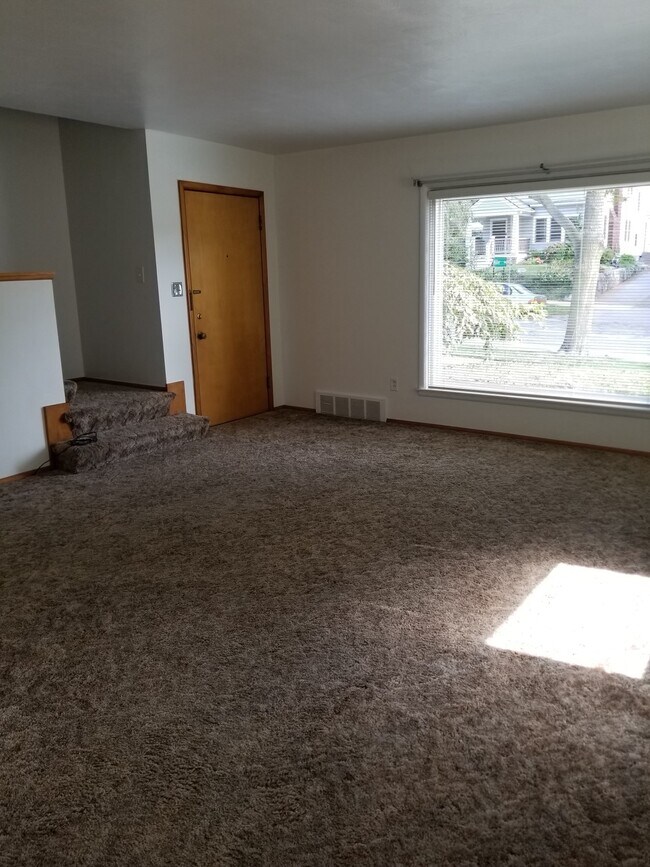 Living room - 415 N 7th St