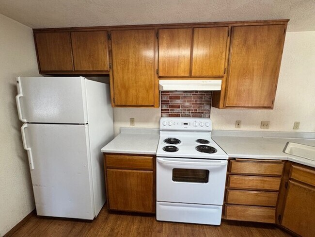 Foto del edificio - SINGLE LEVEL HOME, GARAGE/ FENCED YARD