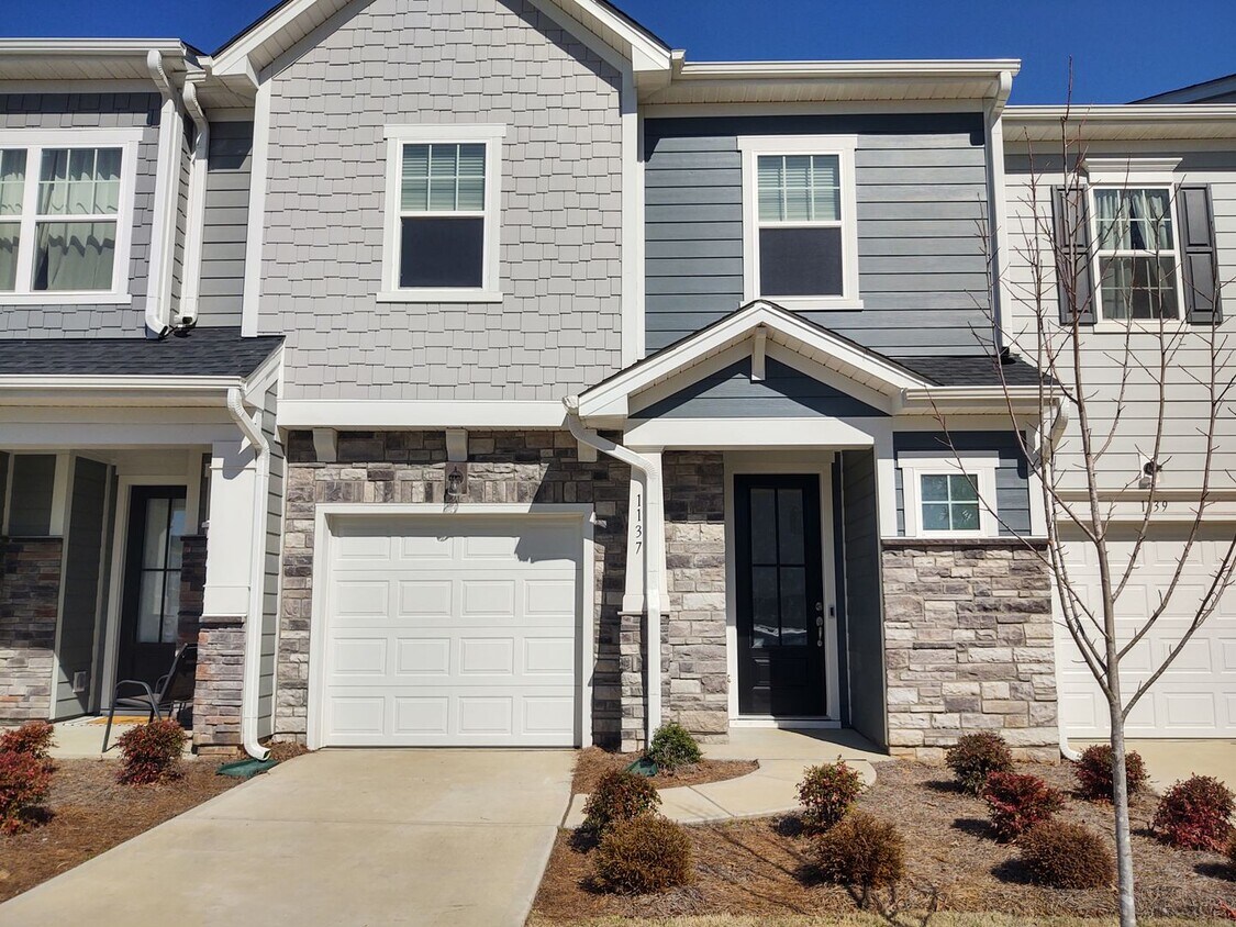 Foto principal - Move-in ready Townhome located in the Perg...
