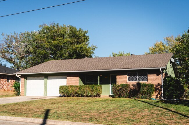 Building Photo - 1306 Hillside