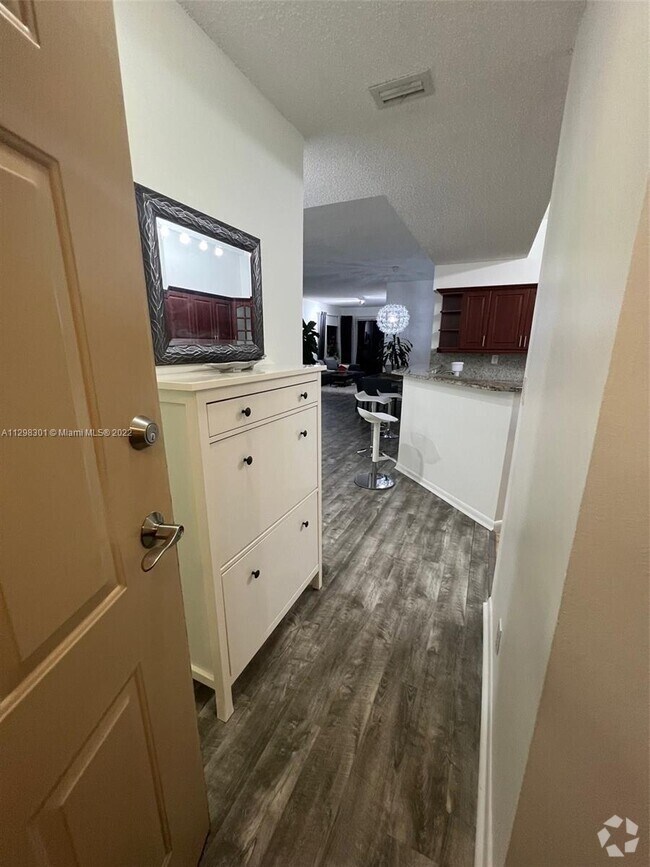 Beach Bay Apartments for Rent with Hardwood Floors Miami Beach, FL