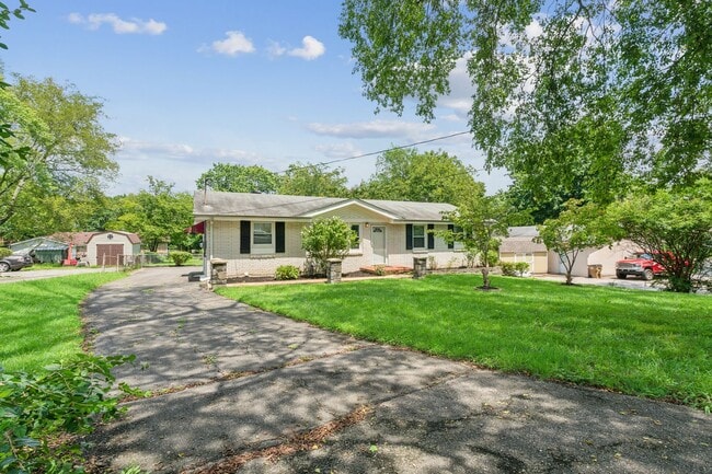 Building Photo - MidMod Ranch in Madison! 3 BR 1 BA with fu...