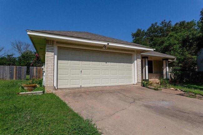 Foto del edificio - Cozy 3/BR 2/BA Home with Fireplace, Washer & Dryer Included